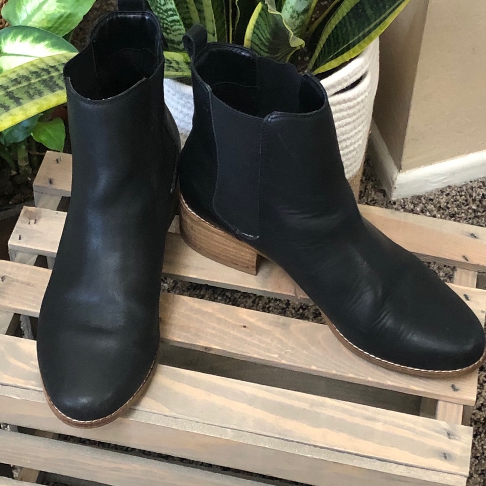 Black Leather GAP Chelsea Boot size 10